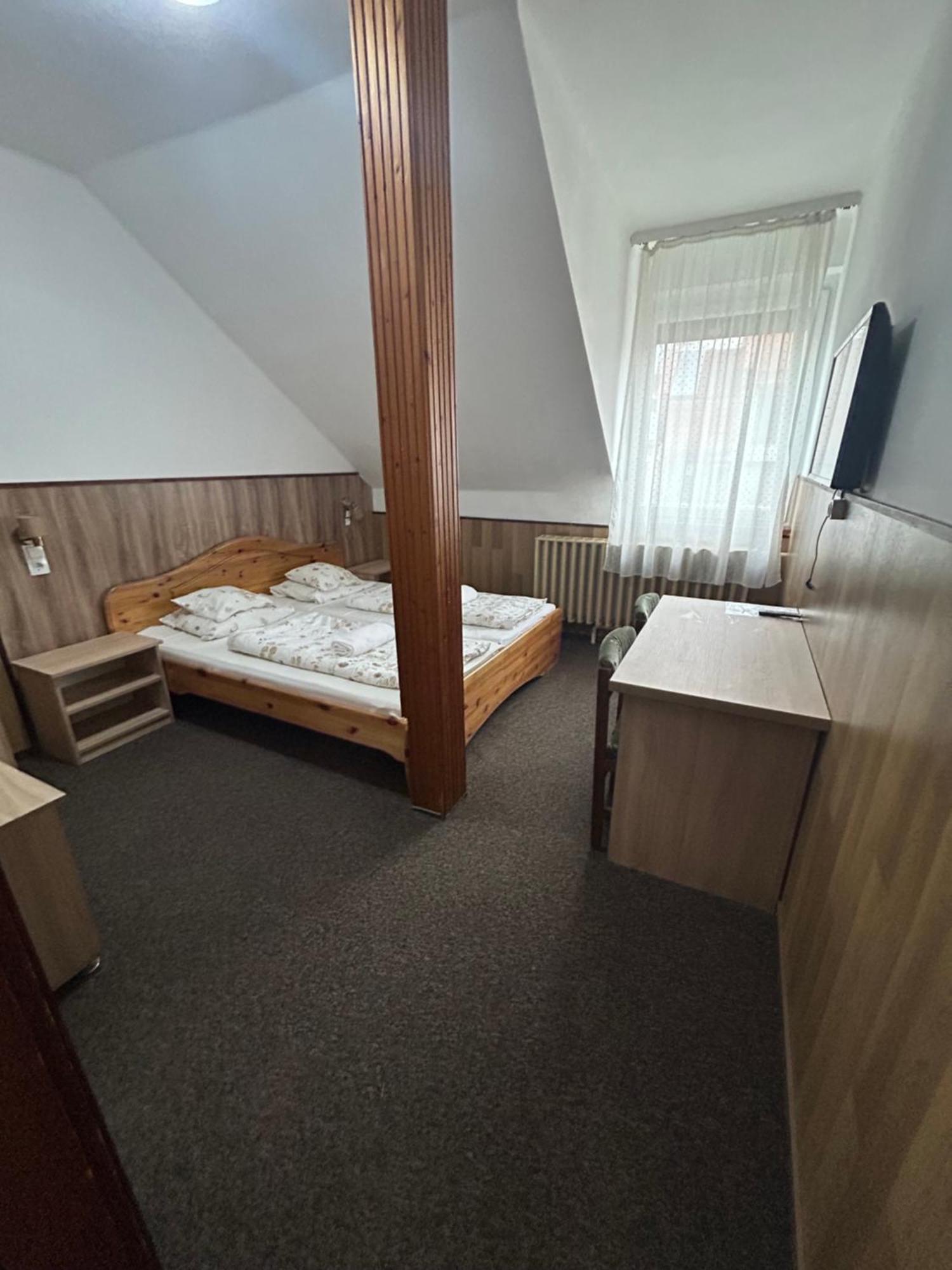 Rózsakert Panzió Hotel Nyíregyháza Exterior foto
