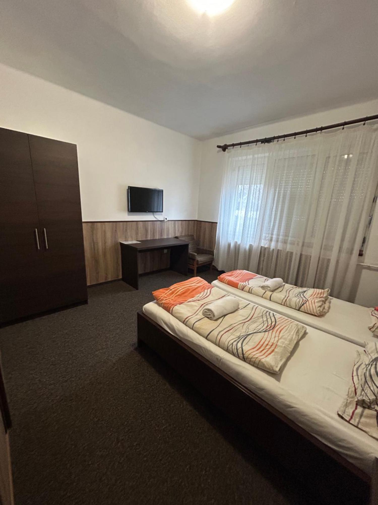 Rózsakert Panzió Hotel Nyíregyháza Exterior foto