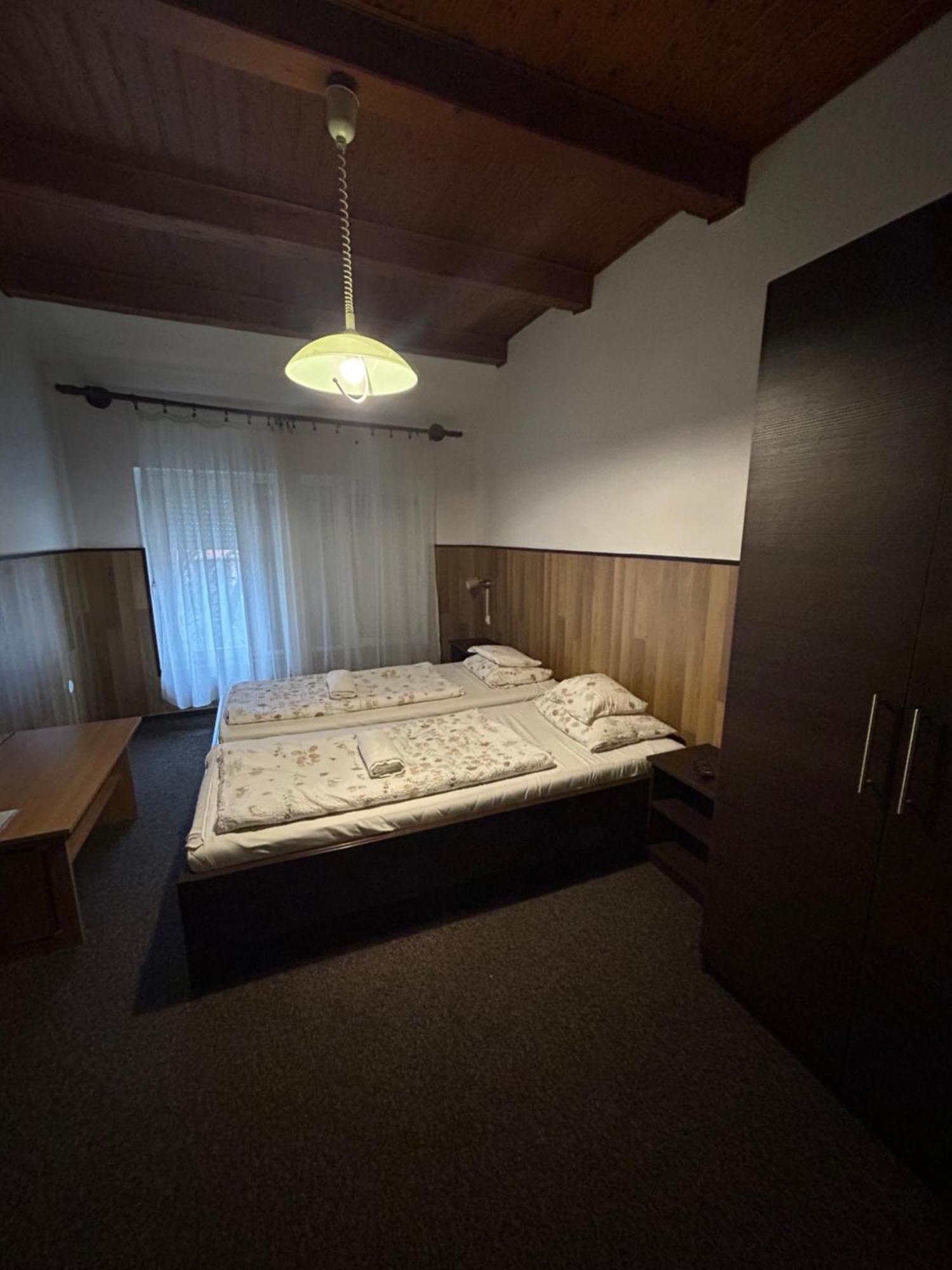 Rózsakert Panzió Hotel Nyíregyháza Exterior foto