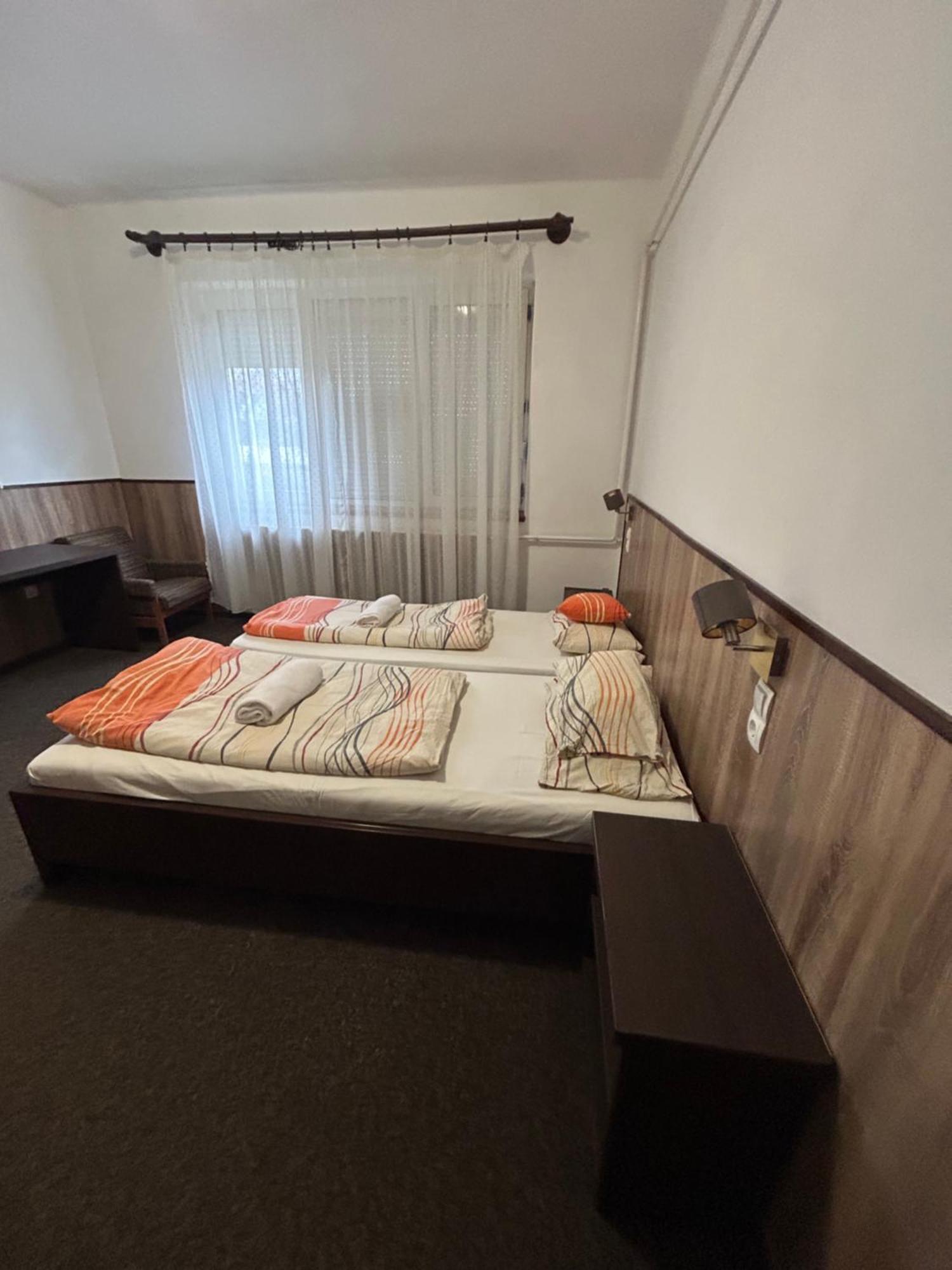 Rózsakert Panzió Hotel Nyíregyháza Exterior foto