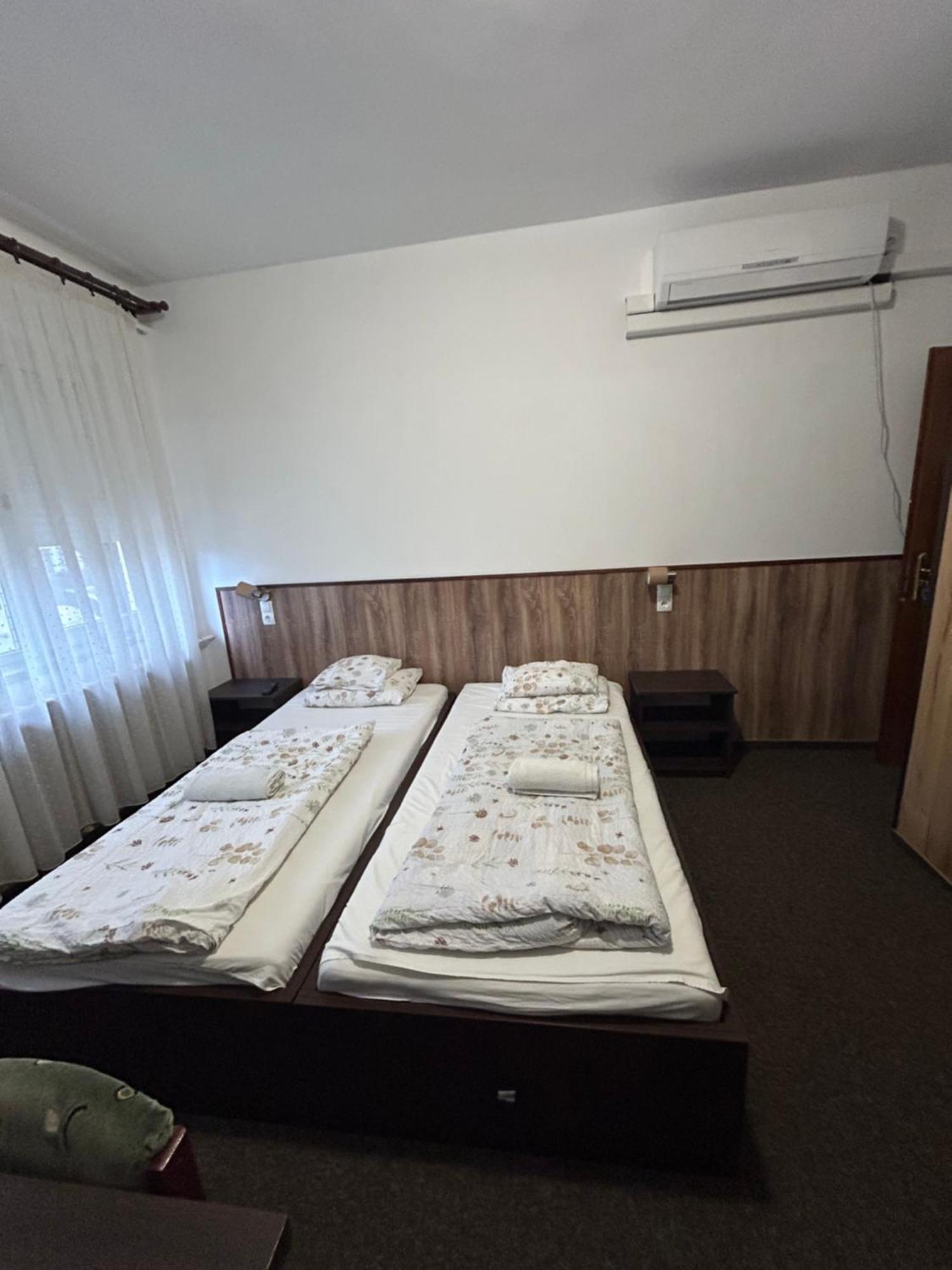 Rózsakert Panzió Hotel Nyíregyháza Exterior foto