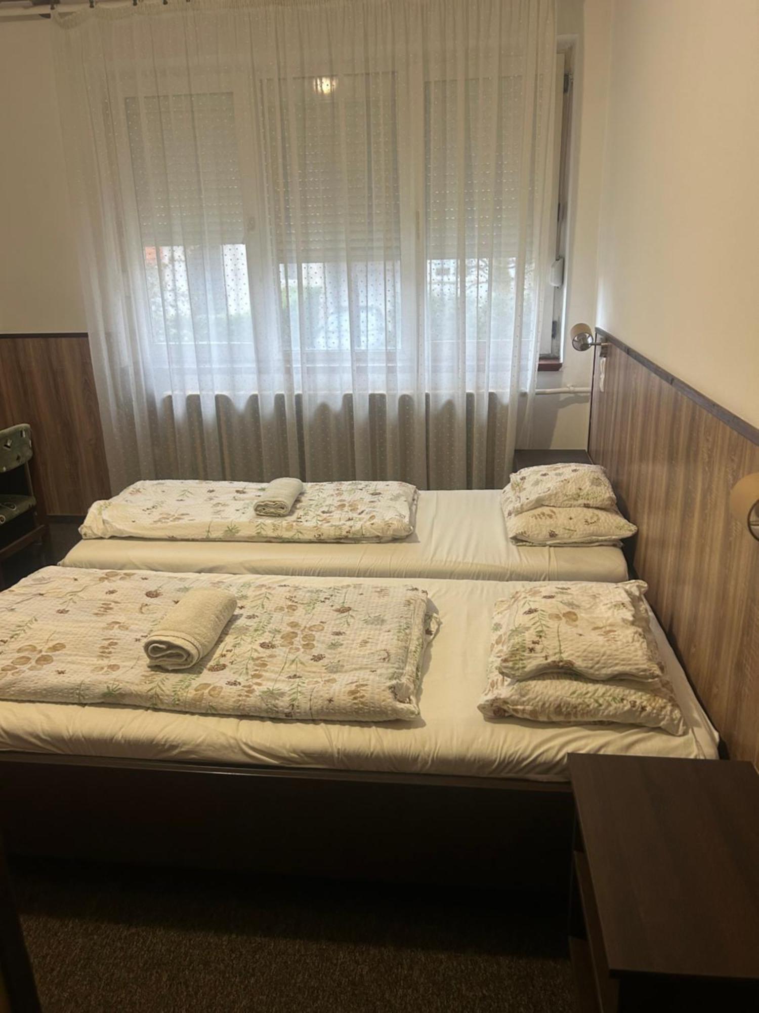 Rózsakert Panzió Hotel Nyíregyháza Exterior foto